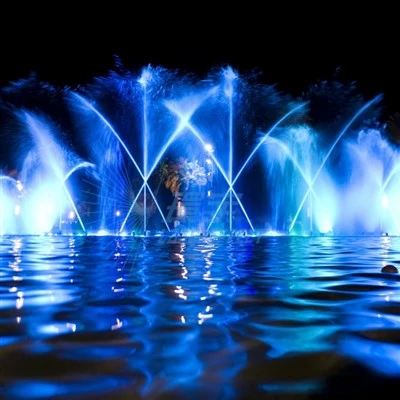 Grande fontana esterna cù luci